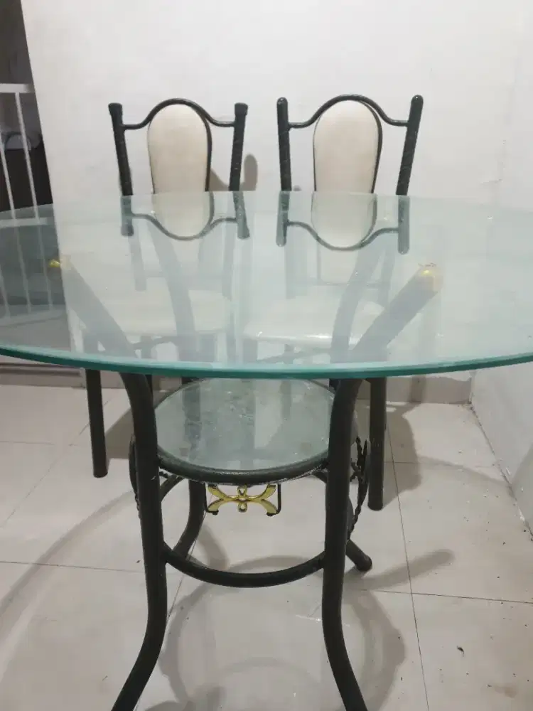 Meja makan dan 2 kursi