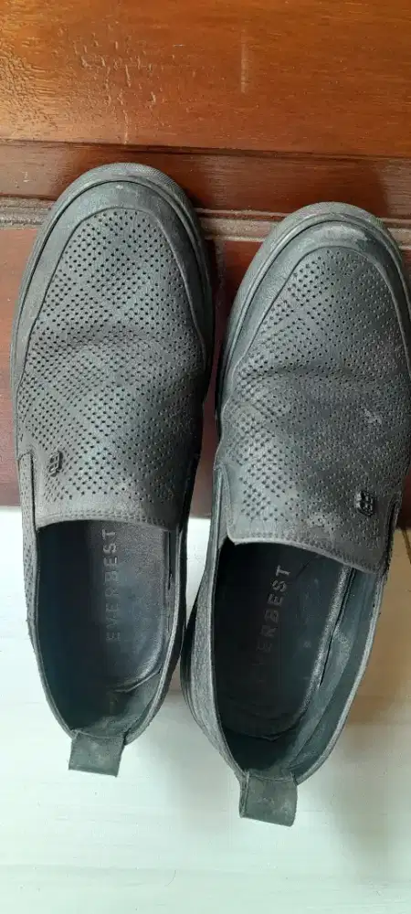 Sepatu **(bekas)**