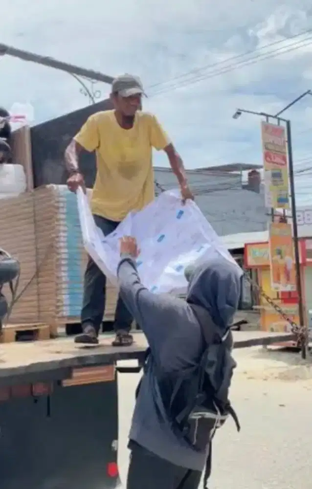 Kenek Operator Mesin Potong Kertas
