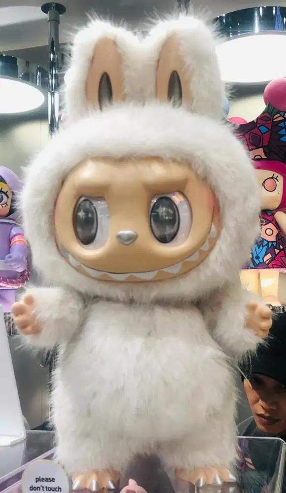 Boneka Labubu Angel Ori dari POP MART