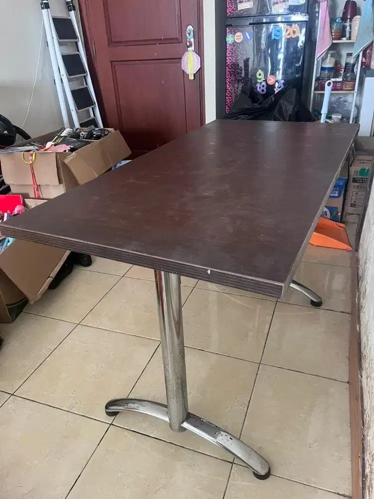 Meja Makan kokoh