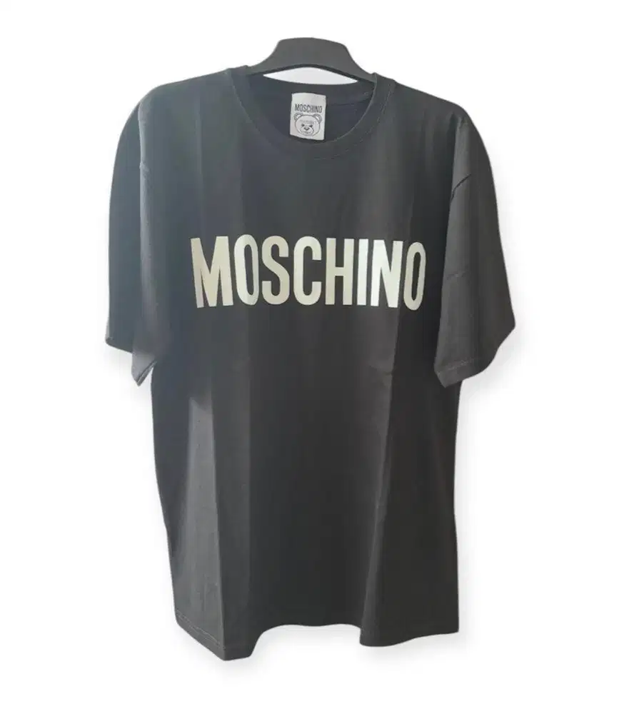 Kaos tshirt preloved bal warna hitam size 74x57 moschino