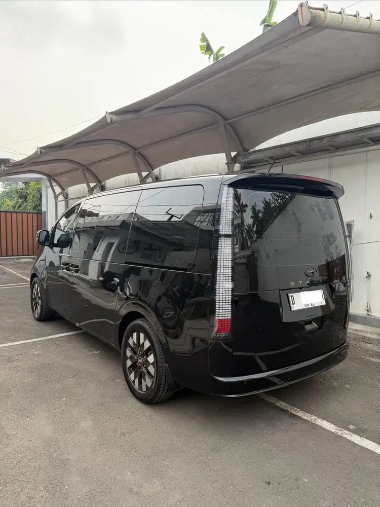 Dijual Staria 7 seater modif sofa bed LOW KM