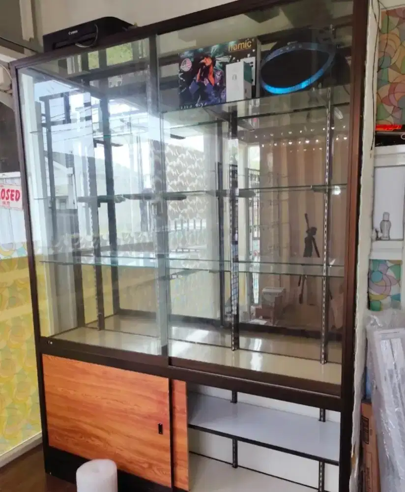 Lemari bisa untuk counter tas dan skat ruangan