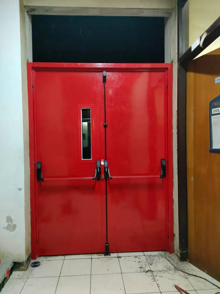 Pintu Emergency Rumah Sakit IGD Hotel Apartemen Gedung Mall