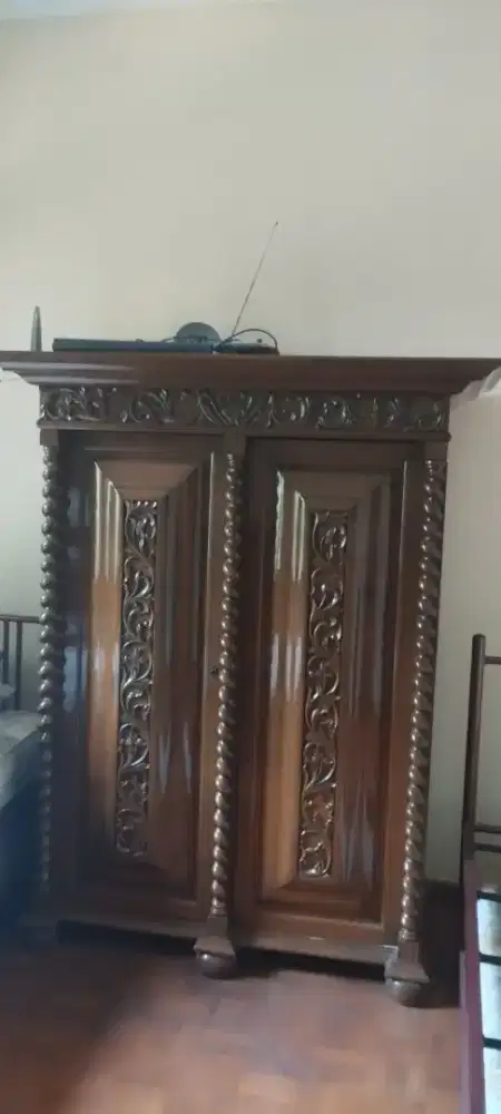 Lemari ukir jati