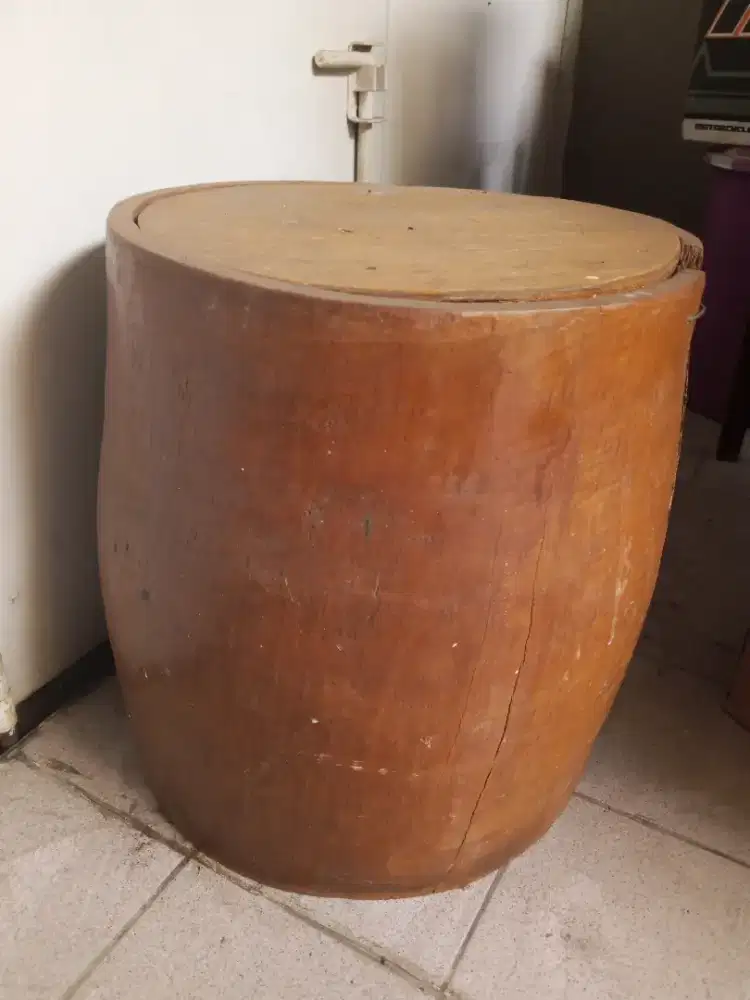 Meja kayu model bundar antik