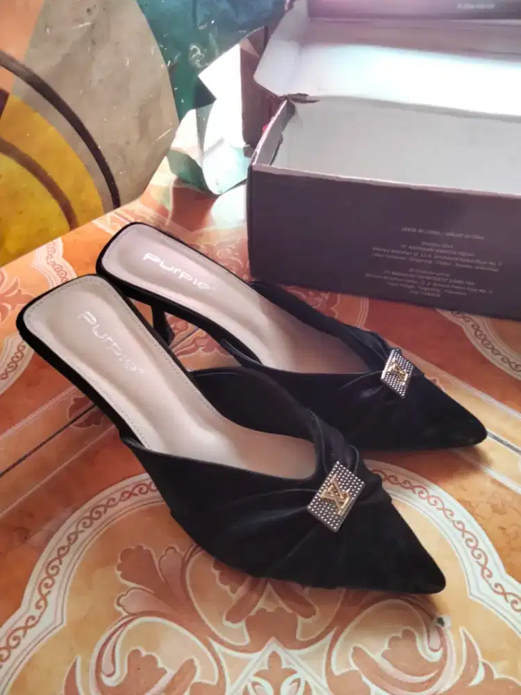 Sepatu hils wanita