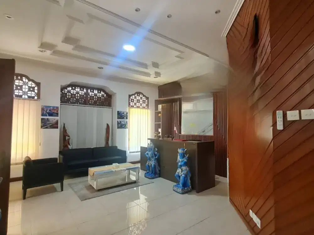 Gedung Cocok untuk kantor atau Cafe Disewakan, di Renon