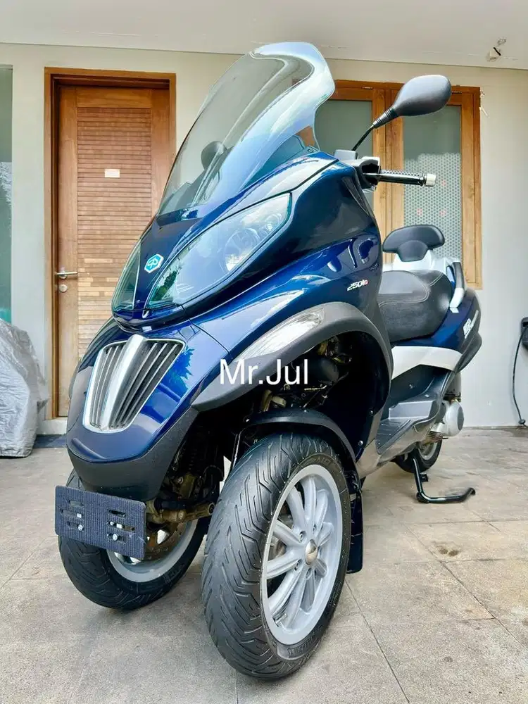 Piaggio MP3 250 RST tahun 2011 Biru asli