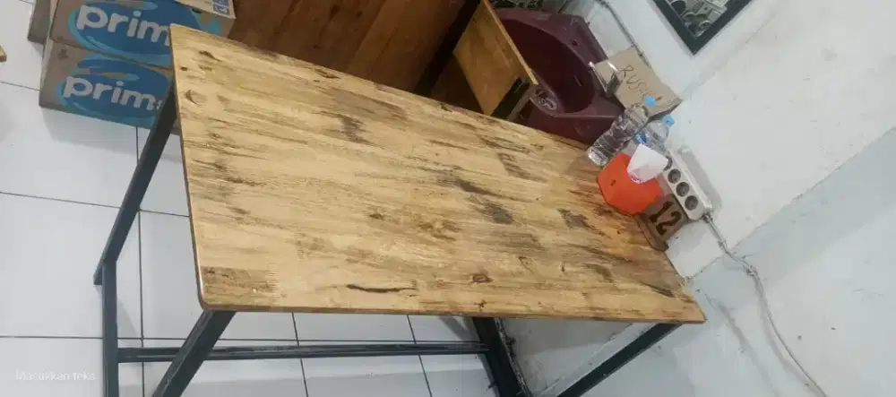 Meja kayu panjang