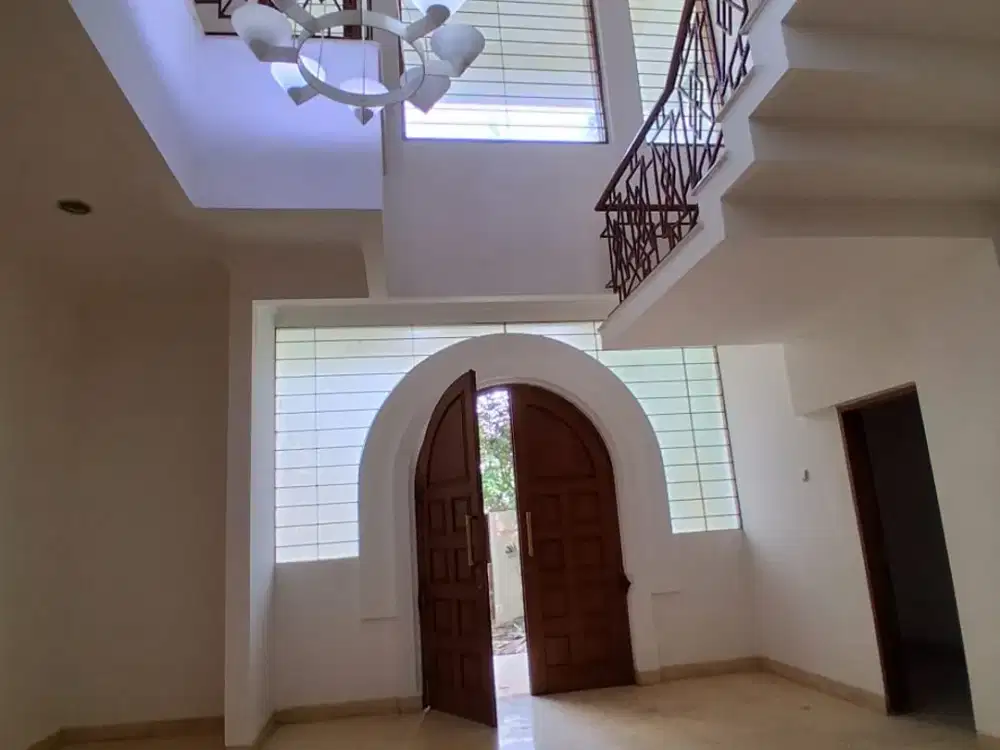 Rumah Mewah Posisi Hook di Kawasan Elite Pondok Indah, Jakarta Selatan