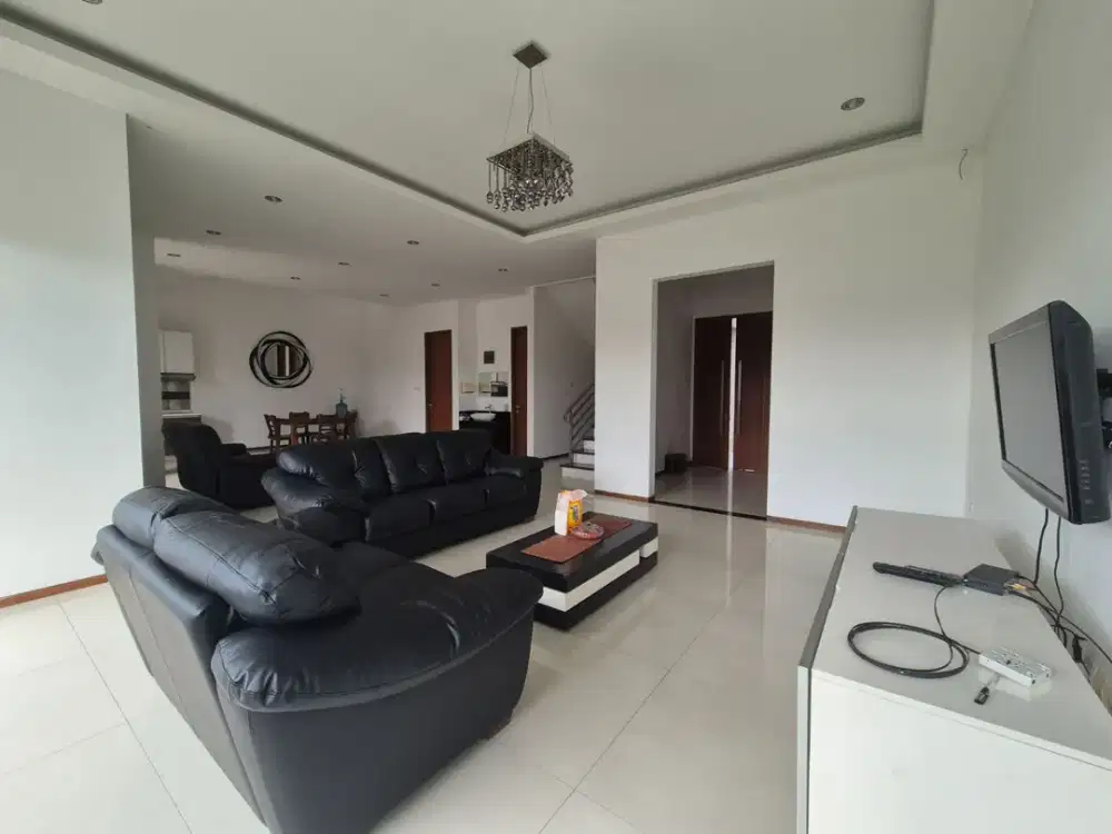 Hot Sale! Luxury House Dengan Taman Belakang Luas DI Kawasan Elite Setra Duta, Bandung