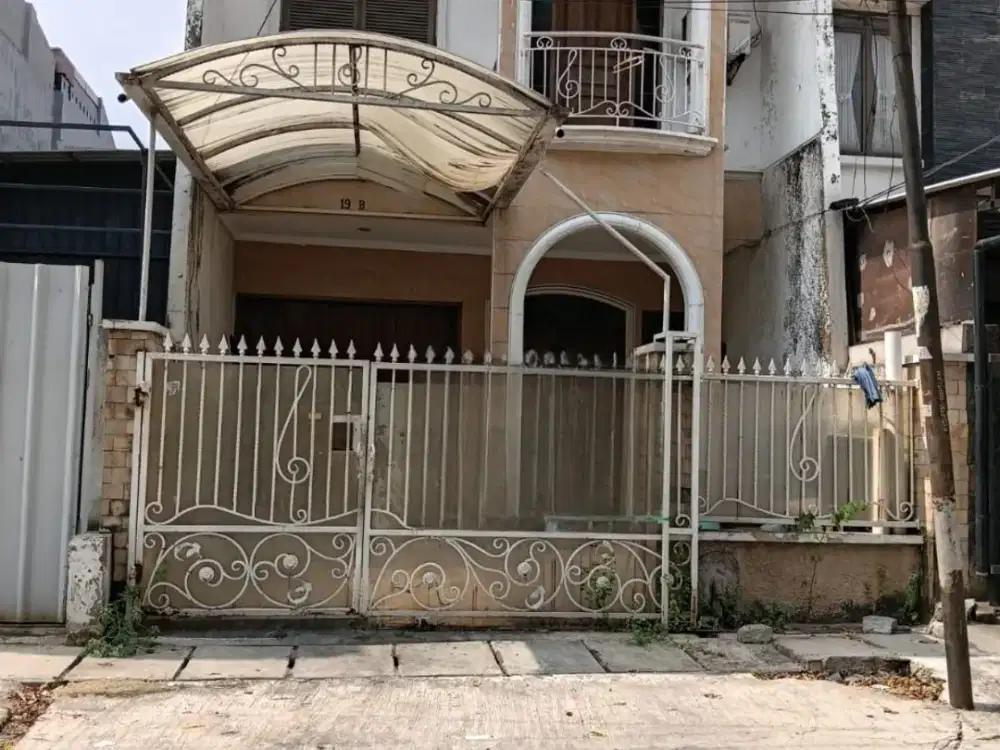 Murah !! DISEWAKAN RUMAH 2 LANTAI DI LOKASI STRATEGIS DI PINGGIR JALAN DEKAT SEKOLAH DILALUI TRANSUM