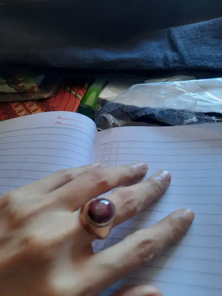 Cincin batu   warna  merah hati