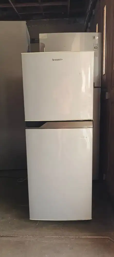 Lemari es dua pintu