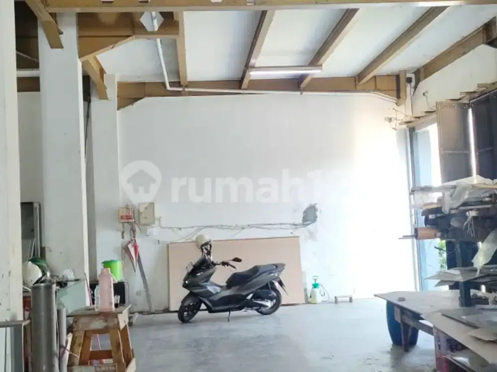 Di jual rumah + gudang di mainroad soekarno hatta