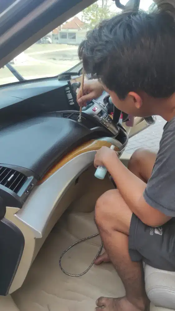 .Dicari ahli poles mobil dan tenaga cuci mobil