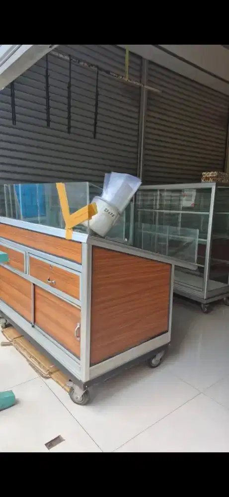 Jual etalase toko harus 1 paket itu ada 3 buah 2 besar 1 yg kecil