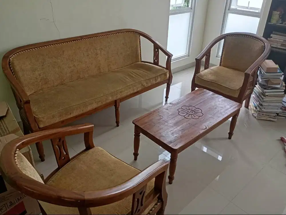 SOFA DAN MEJA KAYU RUANG TAMU WARNA GOLD