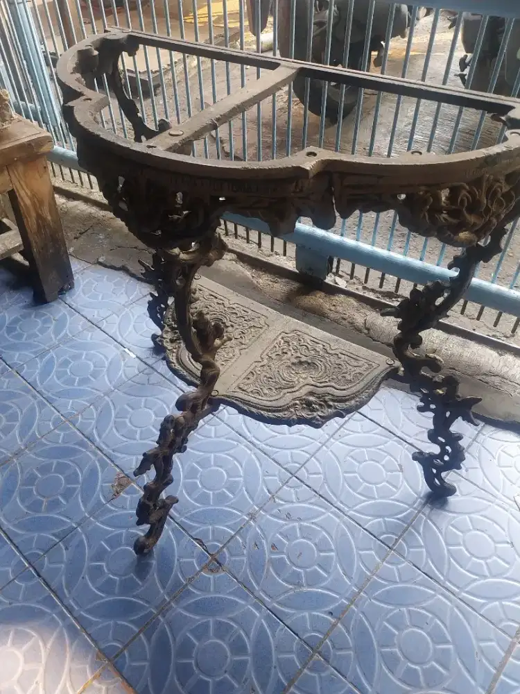 Meja setengah lingkaran besi tempa