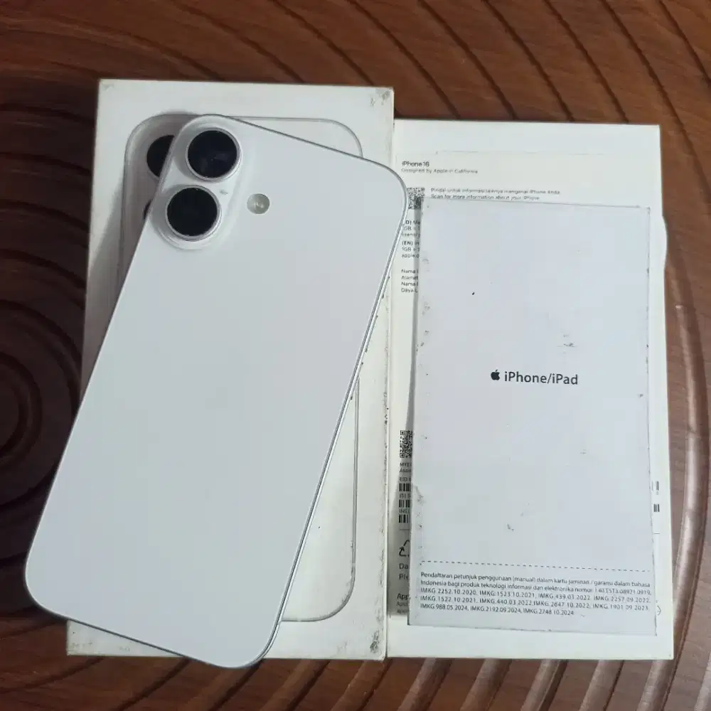iPhone 16 white