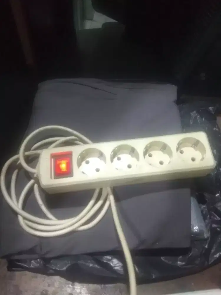 Stop kontak isi 4 lubang dgn saklar lampu