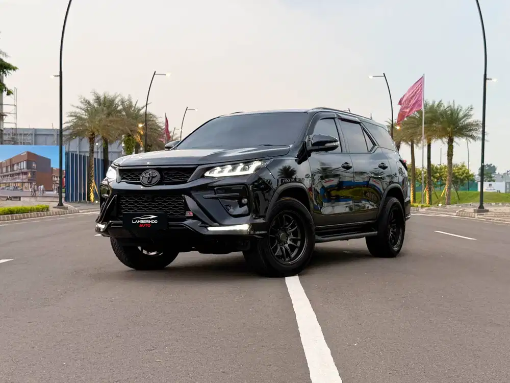 TOYOTA FORTUNER VRZ 2.4 TURBO DIESEL 2017 LOW KM!! UPGRADE LEGENDER!!
