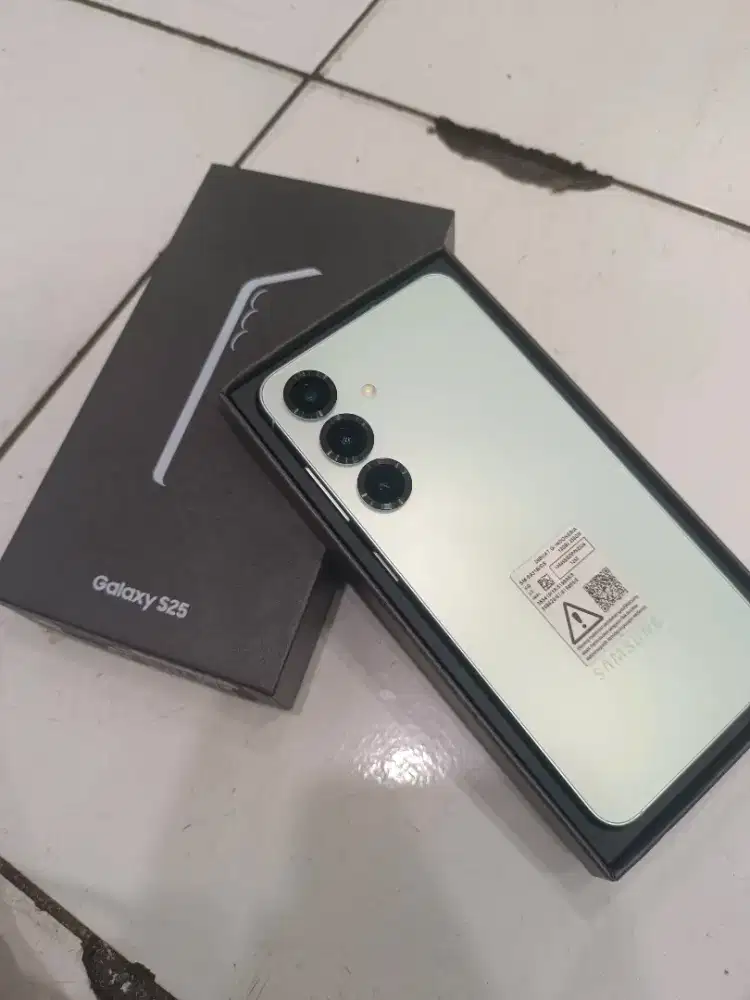 Samsung S25 basic. 12/256gb. Fullset sein. Mulus no minus siap pakai