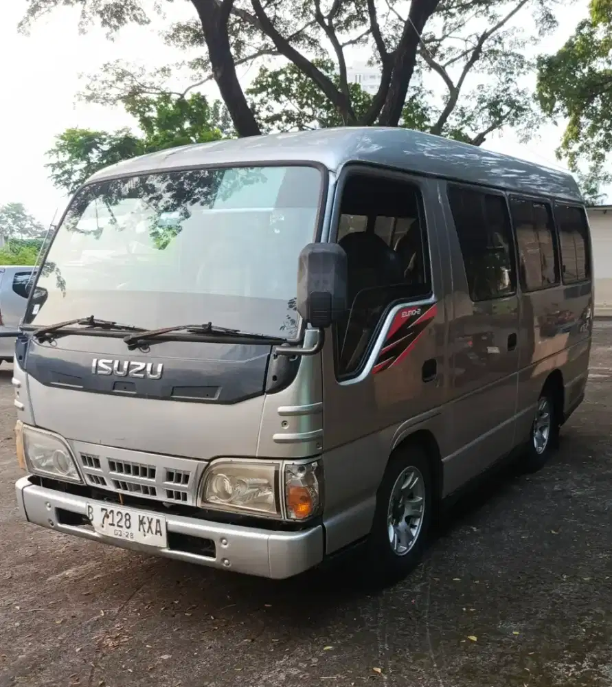 Elf Minibus Short 2016 NHR 55 AC