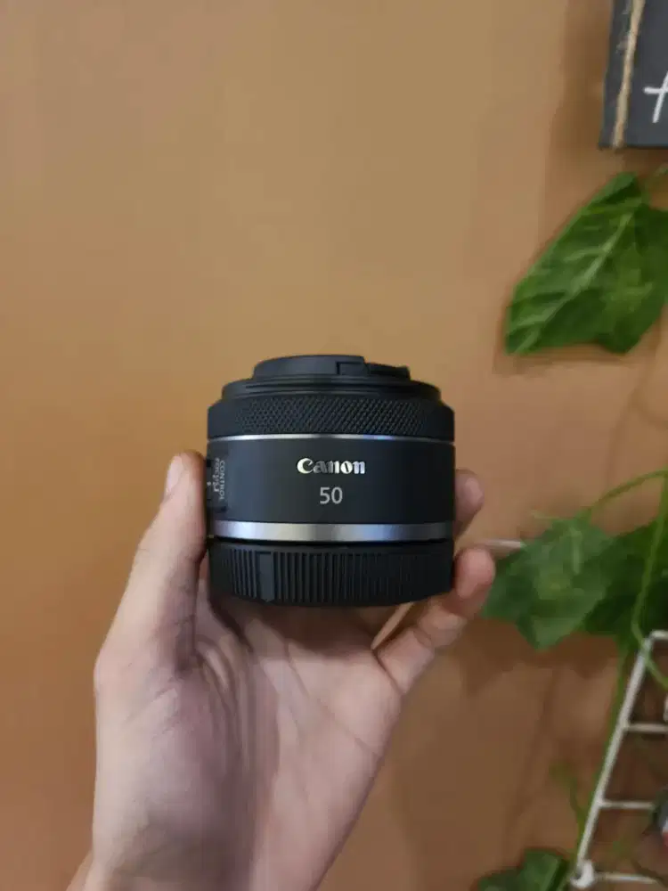 Lensa Canon RF 50mm F1.8, Muluss