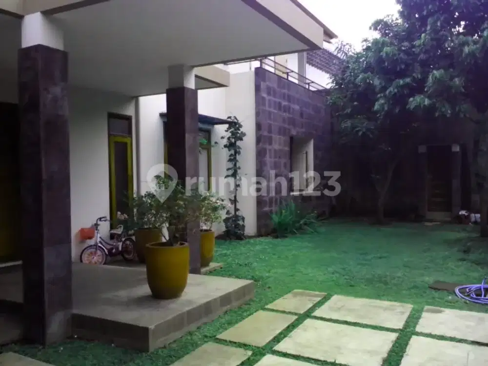 Rumah 2 Lantai Bagus Semi Furnished SHM di Cigadung, Bandung