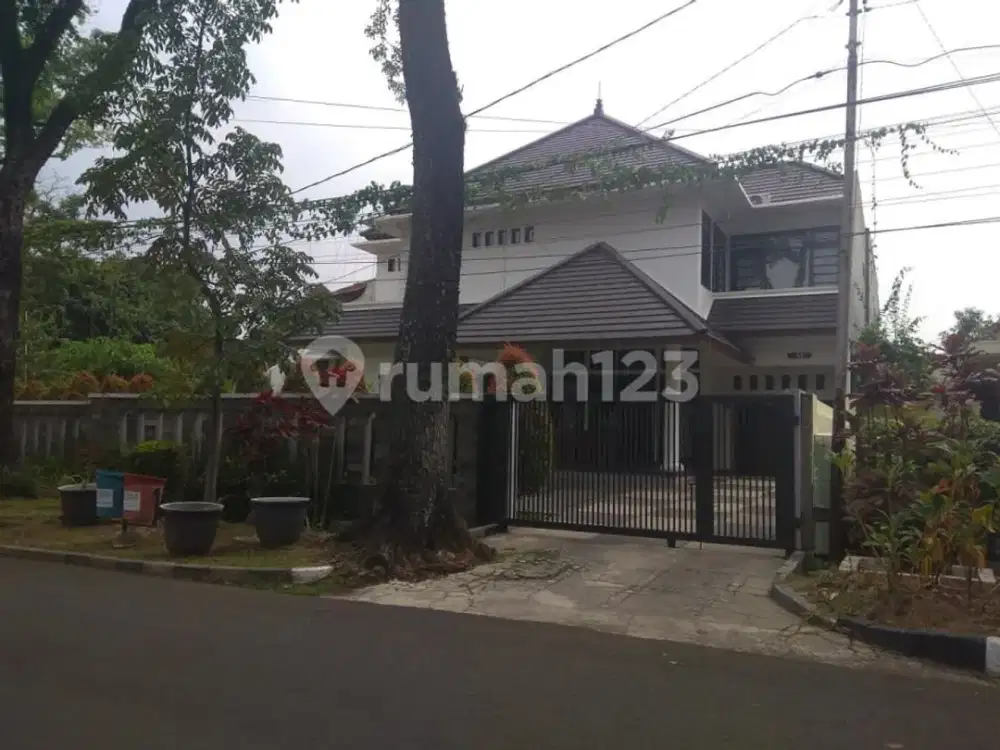 Rumah 2 Lantai Bagus Furnished SHM di Sayap Riau, Bandung