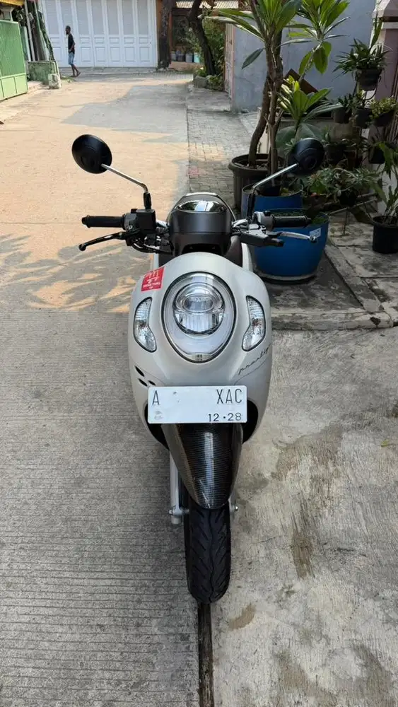 Scoopy Prestige Putih 2023
