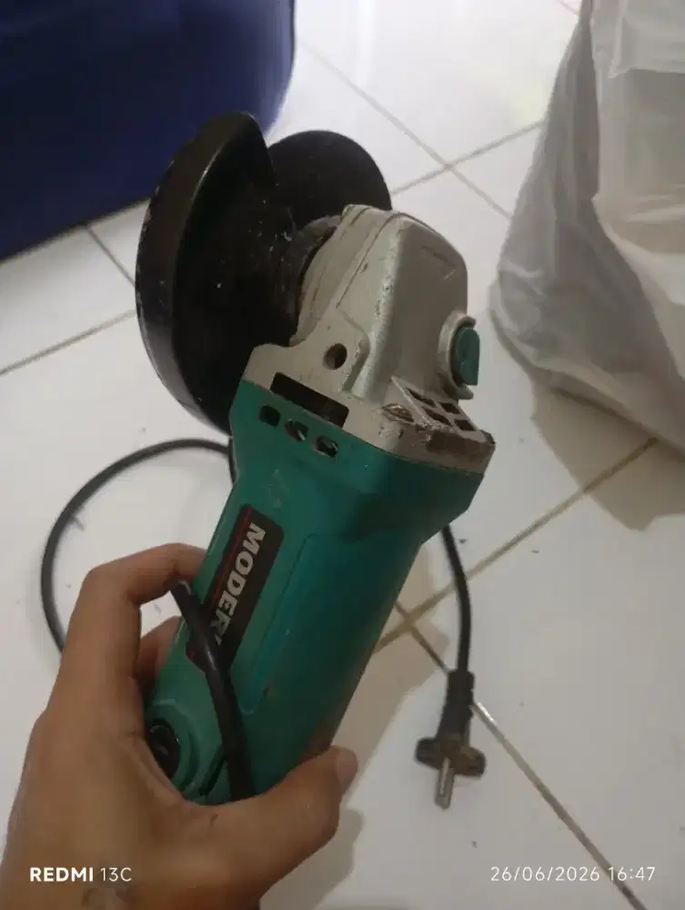 Grinda Modern bekas