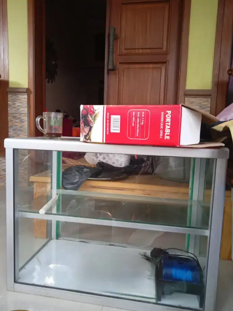 Dijual etalase bekas