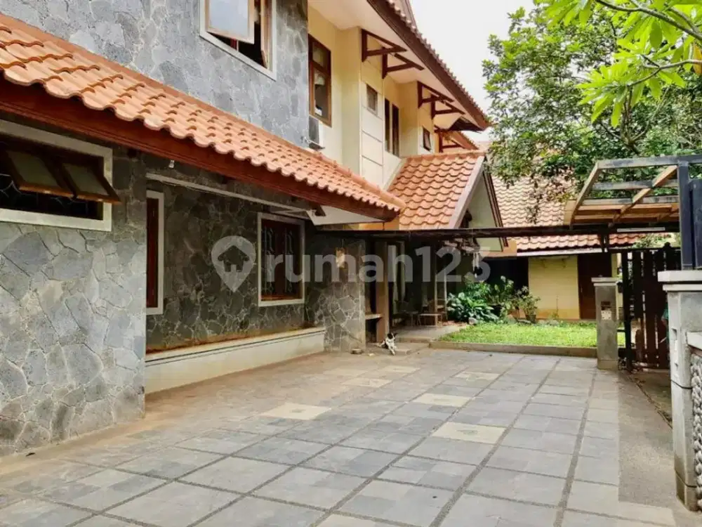 Rumah Murah Besar Artistik Halaman Luas, Nyaman dan Asri di BSD