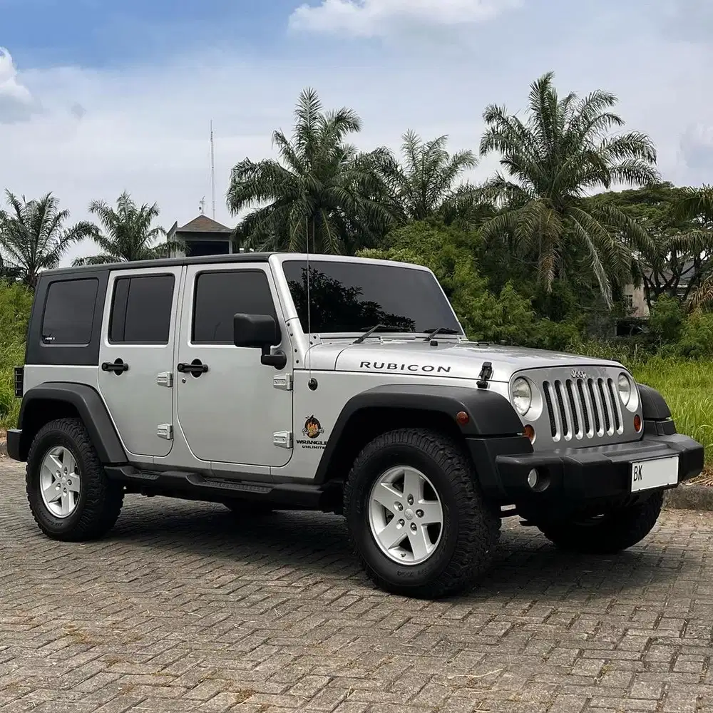 (LIKE NEW) Jeep Wrangler Unlimited Sport 4x4 2010