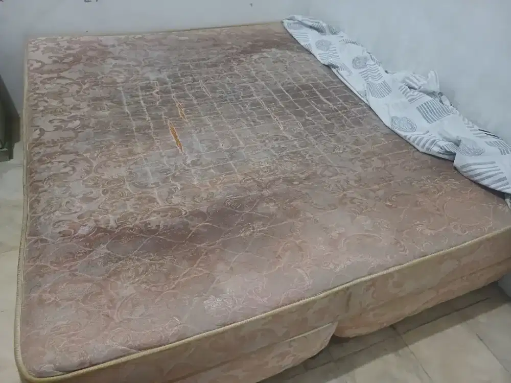 Tempat tidur bekas