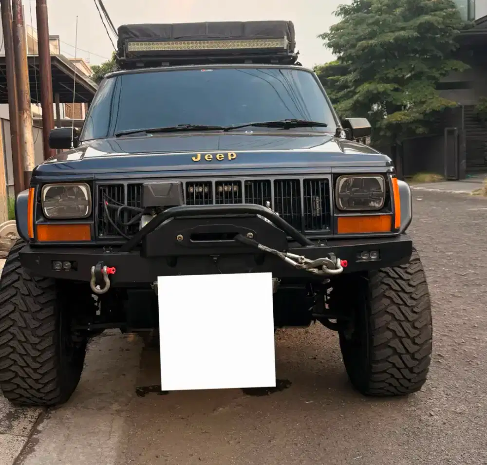 Dijual jeep cherokee siap pake tinggal gass