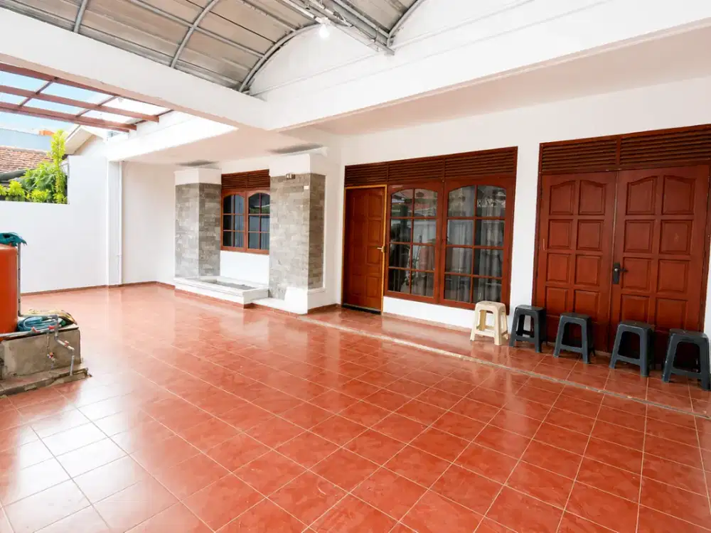 Dijual Rumah 2 Lantai Dekat Festival Citylink, 7 Kamar Tidur