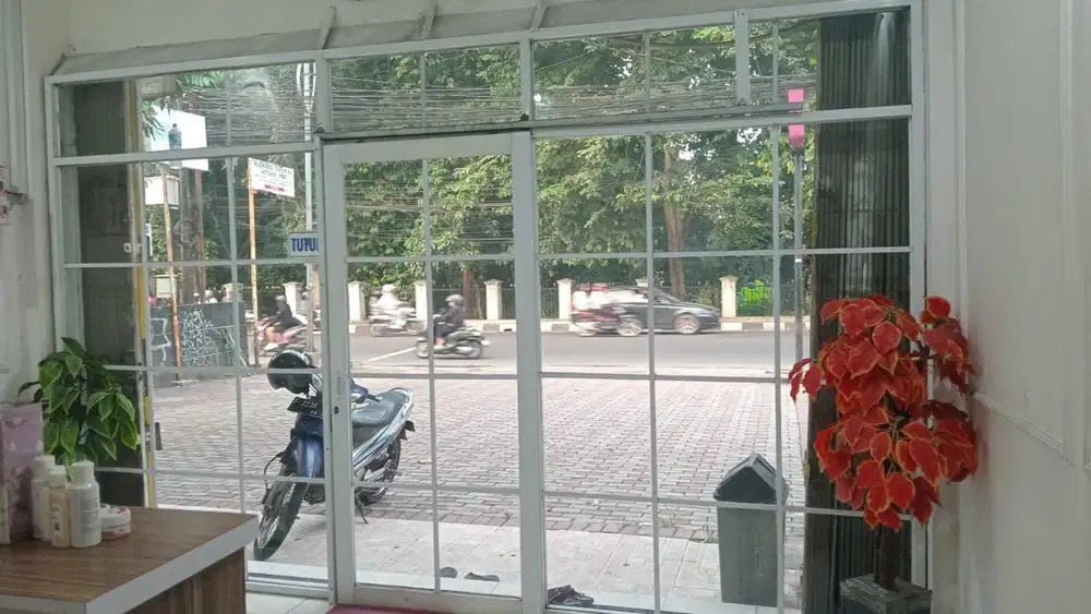 Kaca praktisi depan ruko