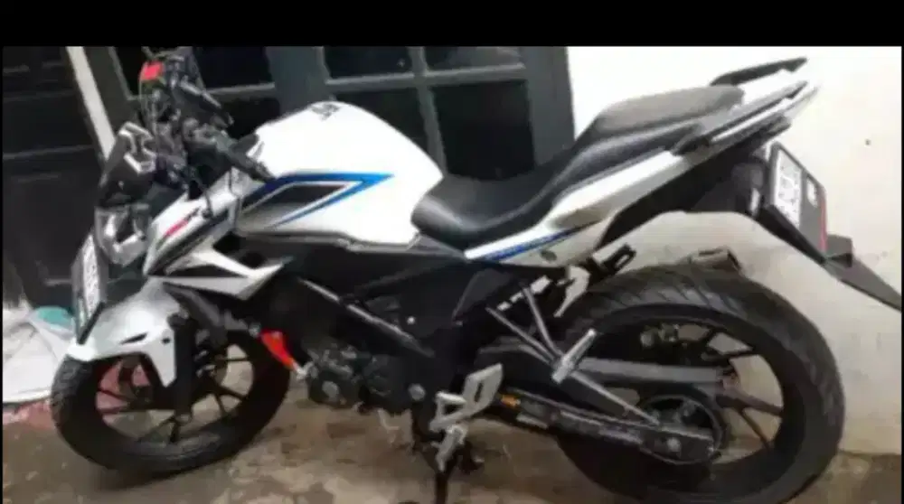 cb 150 r 2016 L sby putih
