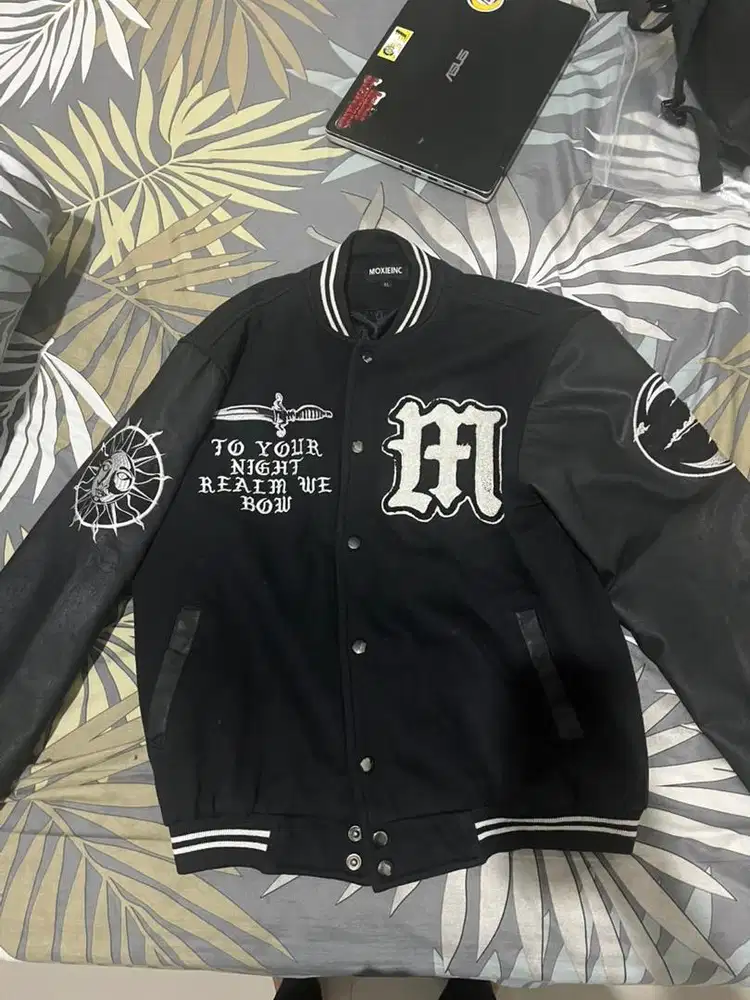 Jaket Varsity Hitam
