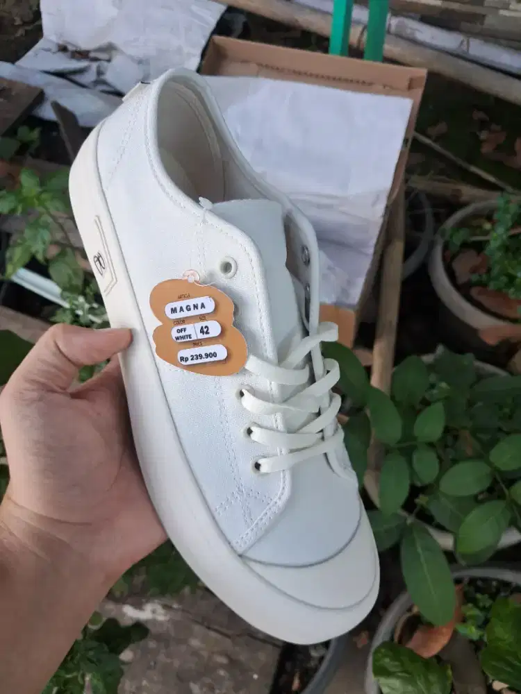 SEPATU PATROBAS MAGNA / WARNA PUTIH