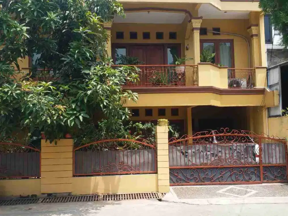 Dijual Rumah Dengan Kondisi Bangunan Bagus Dan Kokoh Dalam Komplek Perumahan Di Bintara. Kota Bekasi