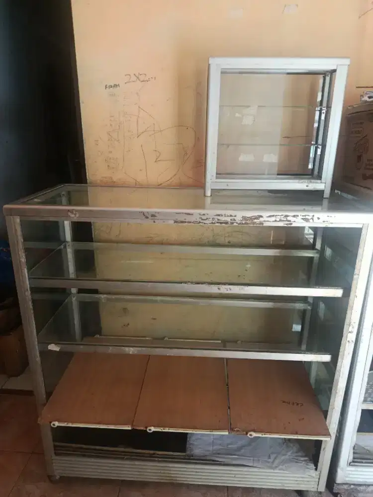 Menjual etalase bekas dan bersih