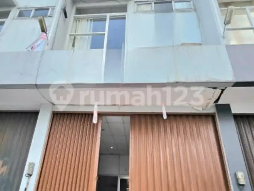 Ruko Dijalan Utama Parkiran Luas Siap Pakai Dekat Tol Veteran