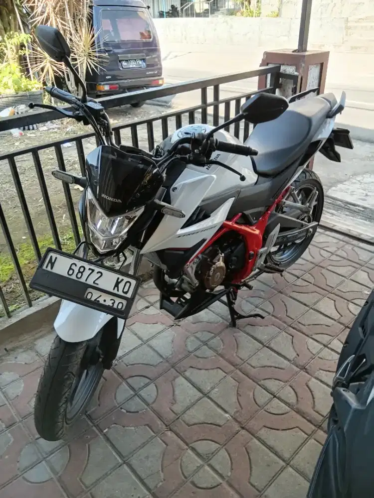 Cb150 r bekas rasa baru km cuma 800. Ban masih ori pabrik.