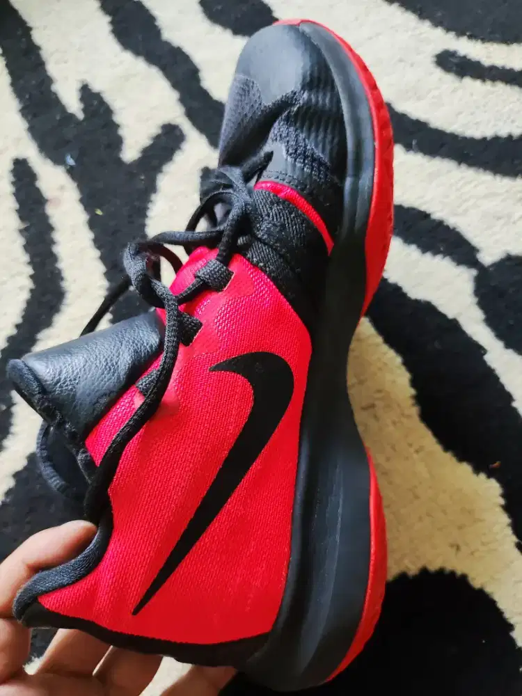 Sepatu basket merk nike ori
